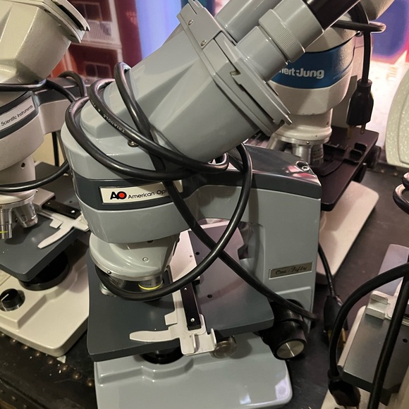 American Optical A.O One-fifty Microscope - Picture 5 of 9
